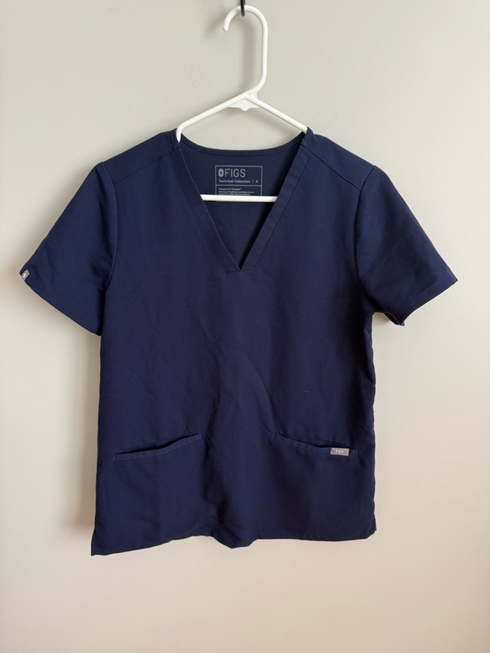 Figs Scrub Top Casma Three Pocket Top Small Navy GUC - Picture 2 of 3